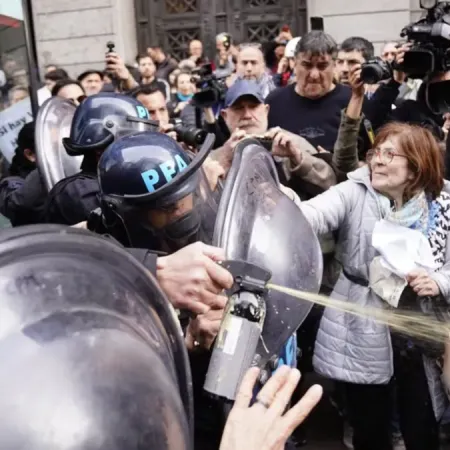 Incidentes en el Congreso durante una protesta de jubilados: hubo gases y represión contra los manifestantes