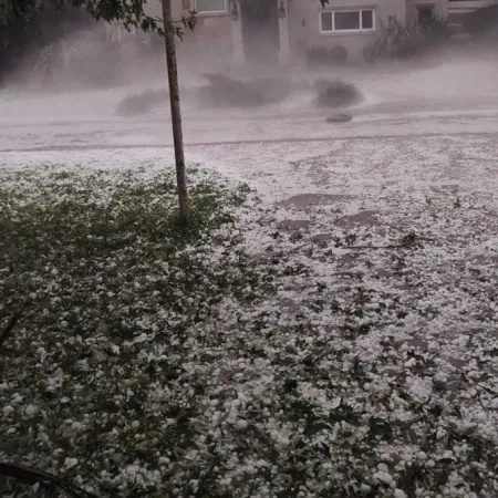 Tormenta feroz en Mar del Plata: granizo de cuatro centímetros destrozó autos y casas