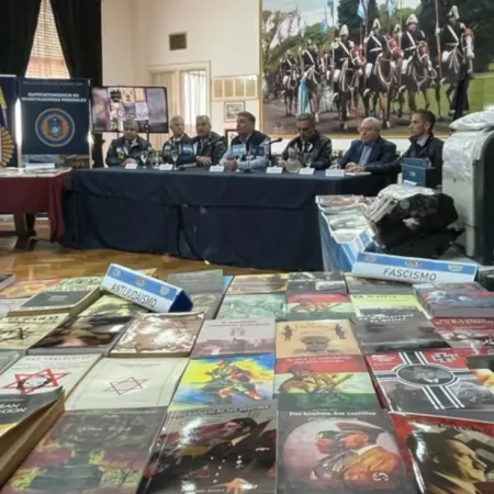 Piden que vaya a juicio un editor y librero por imprimir y vender libros con simbología nazi 