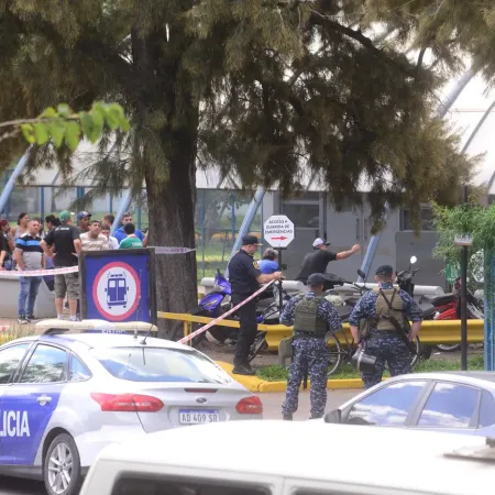 Descomunal pelea entre barras de Estudiantes y Gimnasia: destrozaron un hospital y hay varios heridos