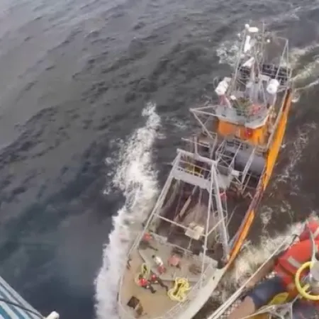 Espectacular rescate en helicóptero de un tripulante que sufrió un ACV en alta mar