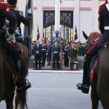 Frente a los Granaderos a Caballo, Javier Milei rebautizó al Libertador como “Juan José de San Martín”