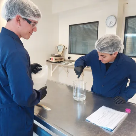 Alumnos porteños fabrican sanitizante y lo donan a Bahía Blanca