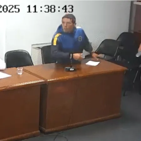 Escándalo: un preso le arrojó un vaso con agua a un juez y le fracturó un dedo