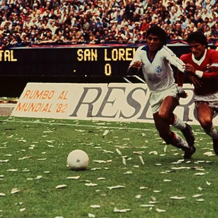 Horas después del desembarco en Malvinas, en el fútbol argentino se jugaron 2 partidos