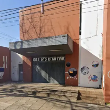 Apuñaló a su compañero de escuela y la Justicia lo envió a su casa