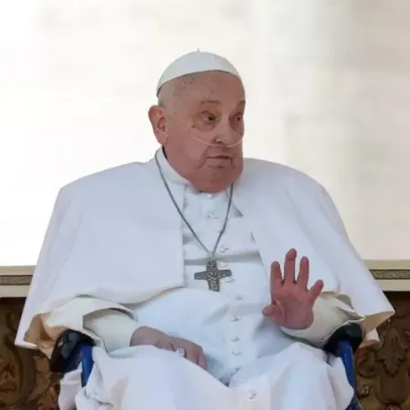 El Papa reapareció por sorpresa ante miles de fieles en la Plaza de San Pedro