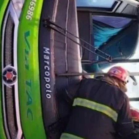 Cuatro muertos y varios heridos en un choque y vuelco fatal de un micro en la ruta 51