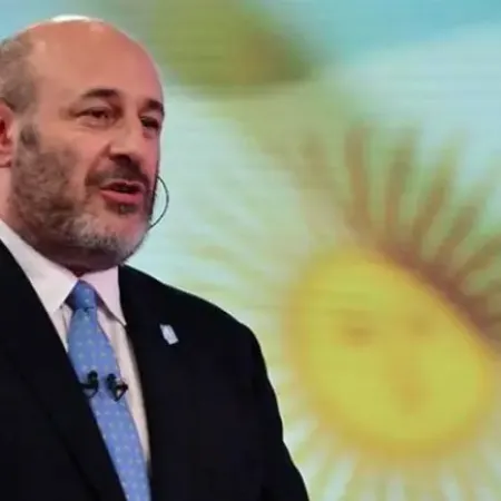 Denuncian la remoción de afiches partidarios de Santiago Cúneo en La Plata