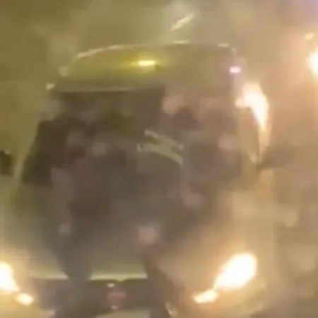 Llevó a un policía sobre el capó del auto seis cuadras tras escapar de un control