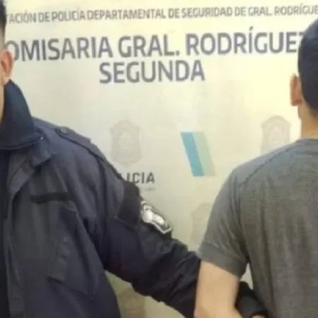 Detienen a un policía porteño acusado de abusar de un nene de 10 años, filmarlo y vender el video al exterior