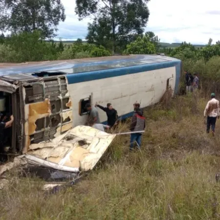 Misiones: un micro volcó y dejó un saldo de siete muertos y varios heridos