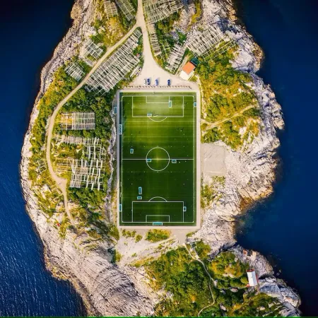 Jugar en cualquier lado: los estadios de fútbol más insólitos del mundo