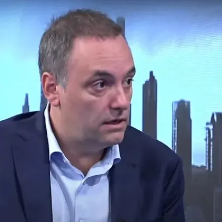 Adorni comparó al PRO con un Nokia 1100: “Nosotros somos un iPhone 16”