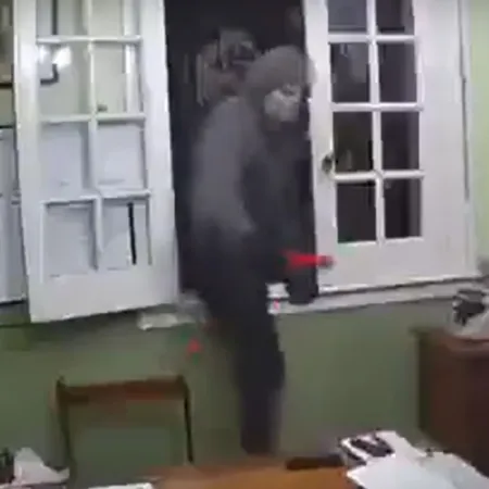 "Entraron a lo bestia": el impactante video de un intento de robo en Banfield