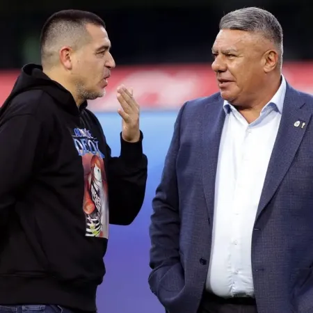 La razón por la que el hijo futbolista de Chiqui Tapia habla seguido con Riquelme