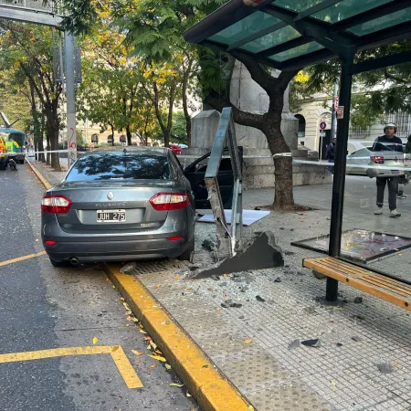 Recoleta: un auto se subió a la vereda y destrozó una parada de colectivo