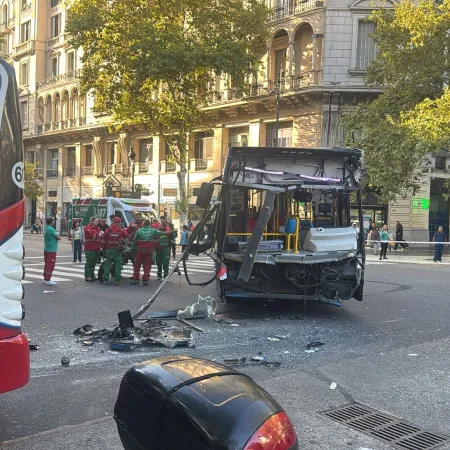 Un violento choque de colectivos en Congreso dejó un saldo de 25 heridos