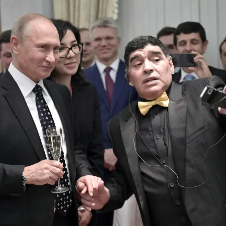 “Hola Putin, sos re putin”: el día que Maradona le cambió los planes a Rusia