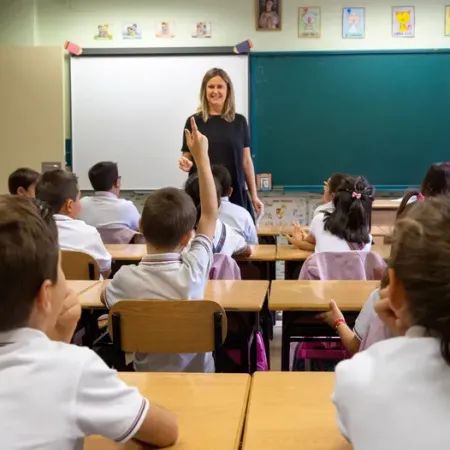 Por la muerte del Papa a las 12 habrá un minuto de silencio en escuelas porteñas