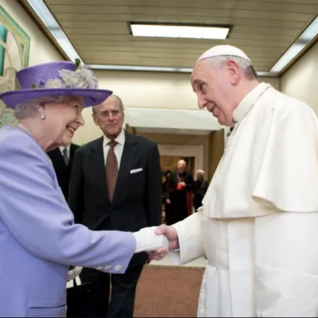 La muerte del Papa Francisco eclipsa el natalicio de la Reina Isabel II del Reino Unido