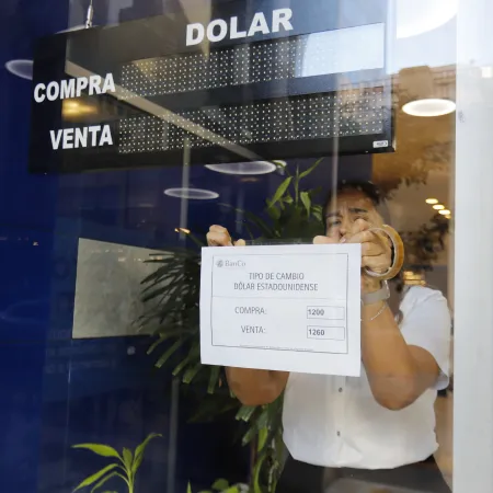 ¿Por qué baja el dólar?
