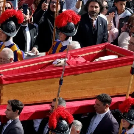 El cuerpo del papa Francisco ya se encuentra en San Pedro, donde una multitud comienza a despedirlo