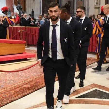 Paulo Dybala y Leandro Paredes despidieron al Papa Francisco