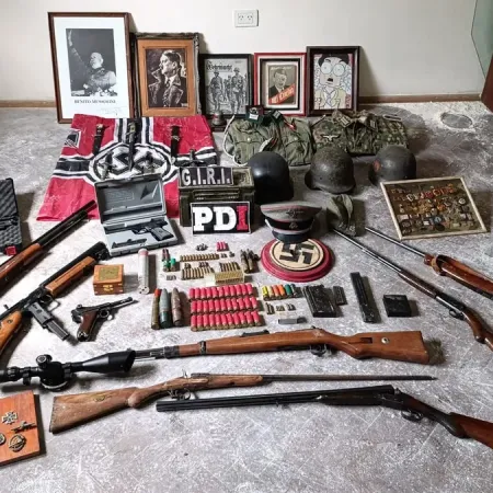 Hallaron un arsenal y simbología nazi en un allanamiento por un arma robada