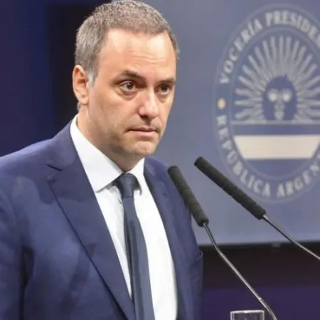 Milei elogió la performance de Adorni en el debate y le puso un nuevo apodo