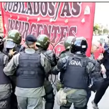 Fuerte operativo policial y tensión en la marcha de jubilados