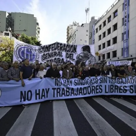 La CGT encabezó la marcha contra el Gobierno y se reunió con Kicillof