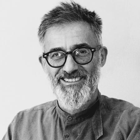 El Gobierno le revocó la residencia al asesor español Antonio Gutiérrez Rubí