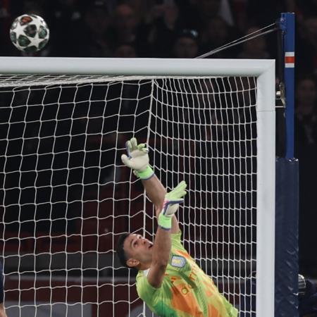 El PSG le hizo 3 goles a Dibu Martínez y le ganó al Aston Villa por la Champions League