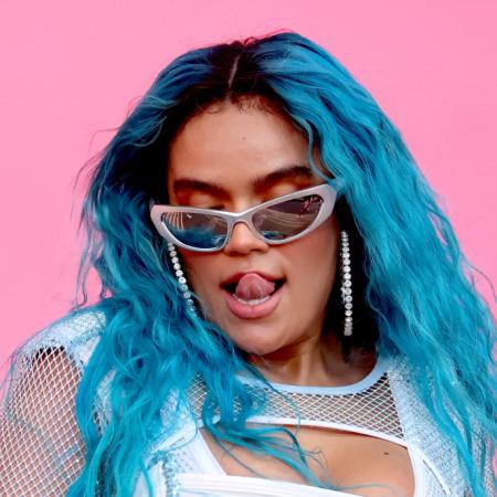 Karol G le saca la lengua a las críticas por su nueva canción