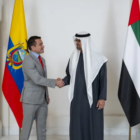 Ecuador abre embajada y negocia con Emiratos: energía, café y geopolítica