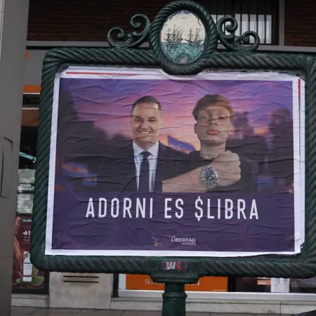 “Adorni es $LIBRA”: los afiches contra el candidato de LLA tras la caminata a Lugano
