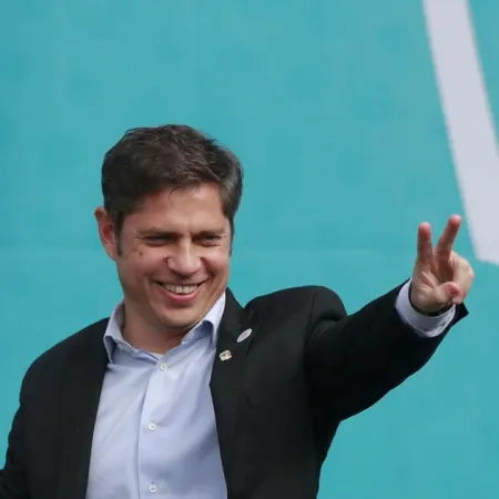 Kicillof se prueba el traje de candidato y LLA le planta listas en toda la provincia
