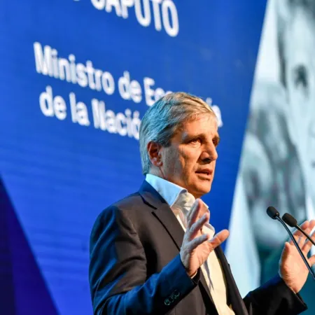 Caputo confirmó que se trabaja en “desregular” la economía para permitir el uso de dólares