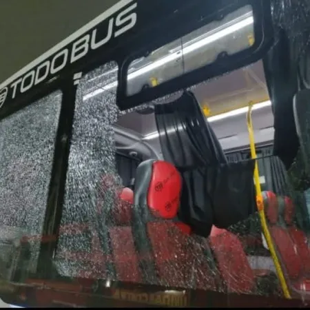 Denuncian que atacaron con piedras a los colectivos de la empresa que no adhirió al paro