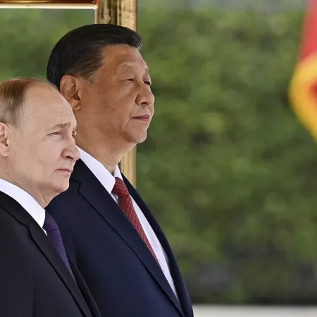 Vladimir Putin recibe a Xi Jinping en plena Plaza Roja: la escena que Europa no quería ver