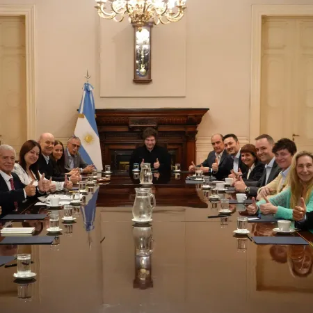 Milei reunió a su equipo tras el revés por Ficha Limpia y antes de viajar al Vaticano