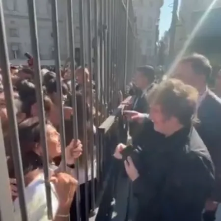 Milei le cantó el feliz cumpleaños a una mujer en la puerta de la Casa Rosada