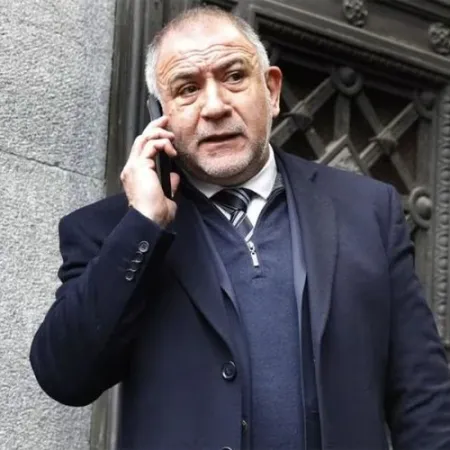 Le robaron el celular a Luis Juez mientras daba una entrevista en la calle: todo quedó registrado