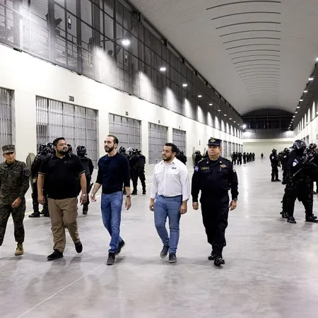 ¿Se convierte El Salvador en el nuevo bastión contra el crimen transnacional?