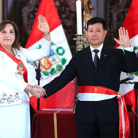 Dina Boluarte tambalea: Adrianzén cae y Eduardo Arana asciende en Perú