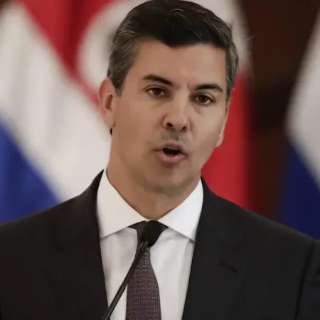 Santiago Peña dice que en Paraguay el salario no cubre la canasta básica