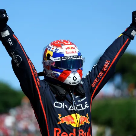 Max Verstappen resistió a los McLaren y ganó en Emilia-Romaña