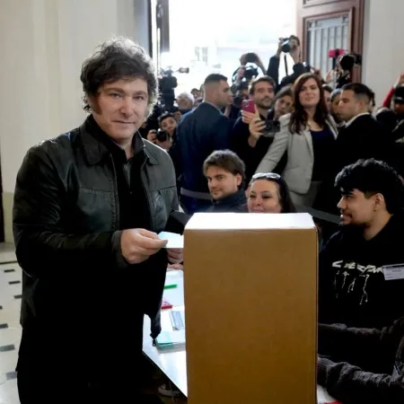 Votó Milei y apuntó contra Mauricio Macri: “Está hecho un llorón y muy de cristal”
