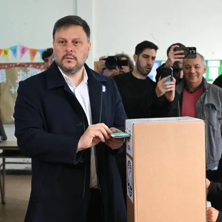 Votó Leandro Santoro y dijo que el video falso “no tiene antecedentes en la democracia”